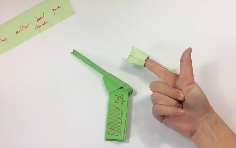 你也能2分钟2张纸制作橡皮筋玩具枪