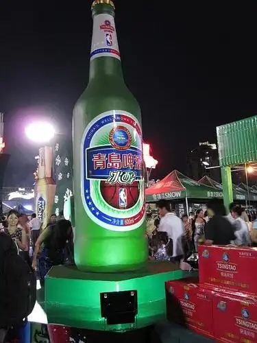 青岛啤酒棚门口的大酒瓶