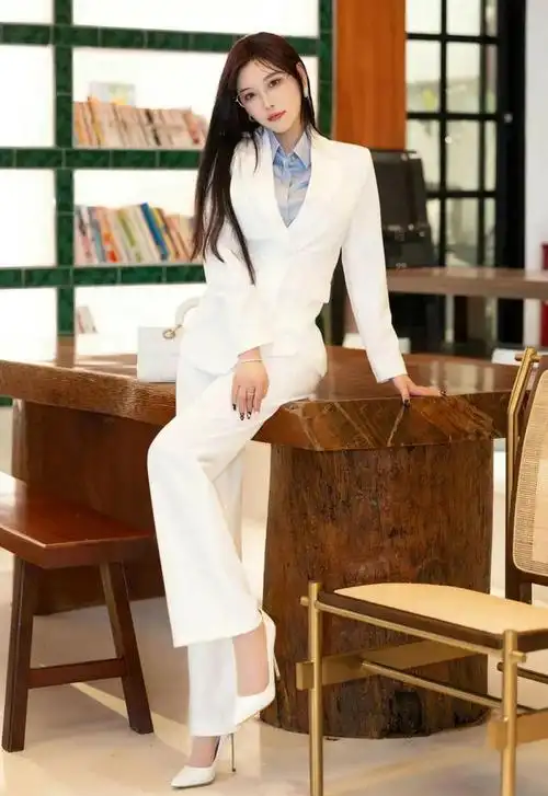 背景选择以及精湛的摄影技巧,呈现出一个高冷女总裁的强烈形象