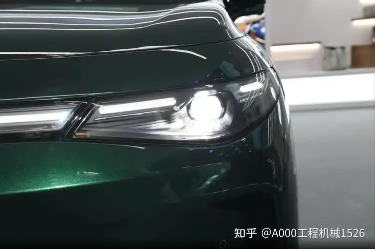 车辆与大自然融为一体,无论是在城市的繁华街道还是在郊外的宁静小道