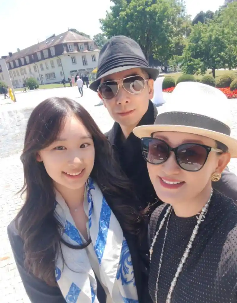 赵文卓夫妇带着孩子出国旅游,与网友合影,51岁的赵文卓仍然很显冻龄