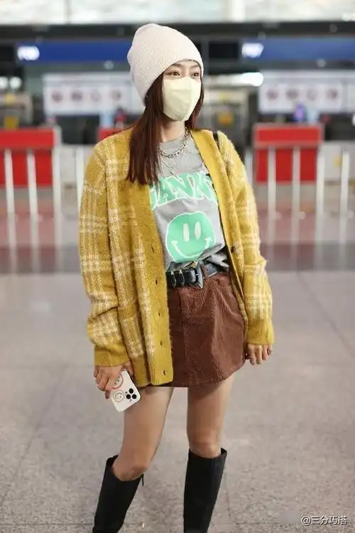 王琳终究是老了,短发搭齐膝裙显干练气质,但没p图的腿却很真实|短裙