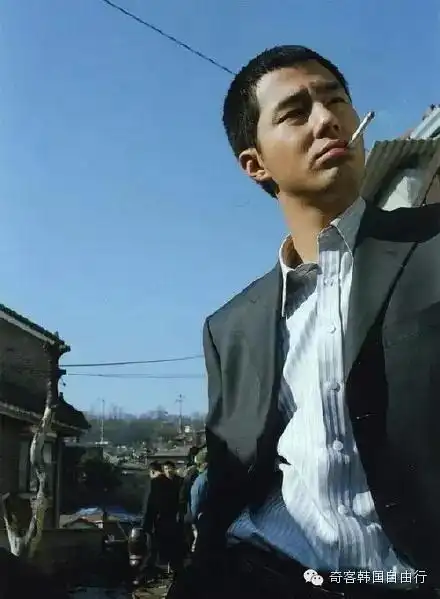 赵寅成妖孽男人李钟硕抽起烟来依旧独具一格,似乎有心事的他看起来