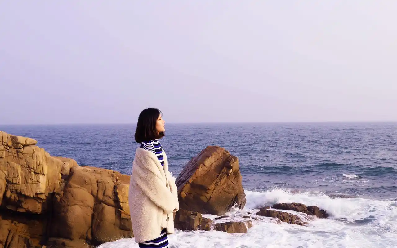 甜美短发美女唯美海边写真高清壁纸