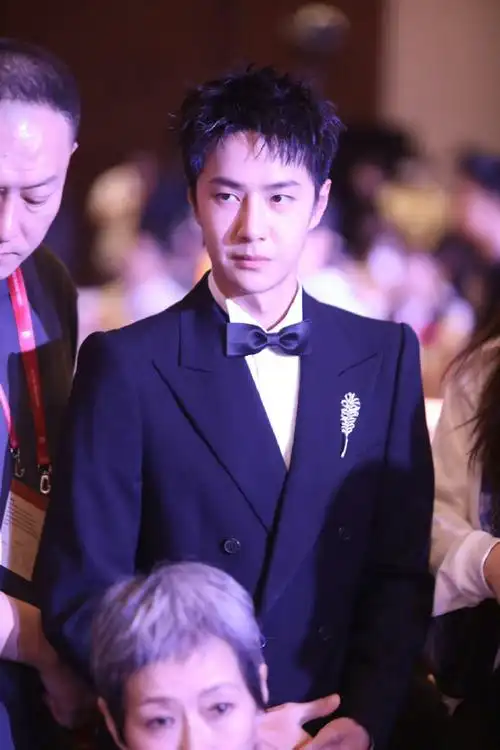 王一博的金鸡生图简直绝了,没有任何修饰,越怼脸越帅#王一博