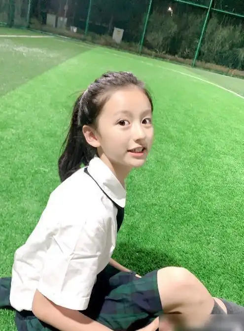 这是漂亮的童星裴佳欣吗十岁时穿红裙子太成熟了
