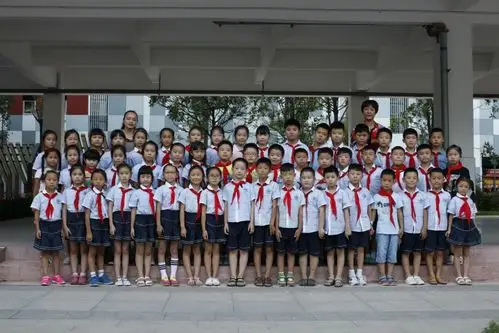 这是一张集体照,每个人穿着秋季校服,队伍整齐有序,十分有纪律