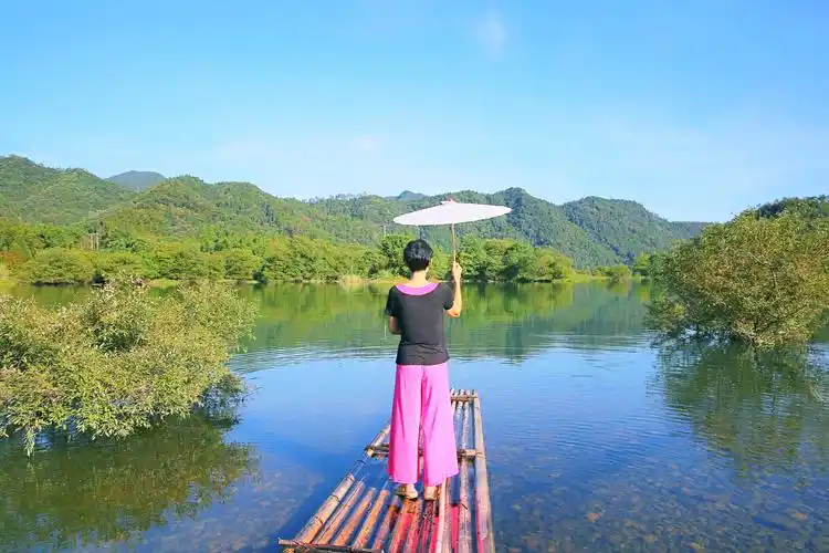 《人与山水相融是最美的风景》2021年8月29日摄于白沙溪畔皂里村