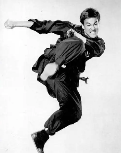 功夫之王李小龙罕见练功照图5二指俯卧撑