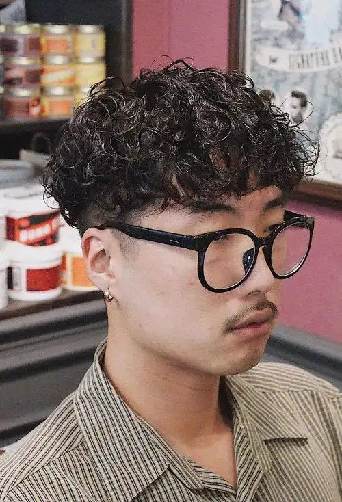 男生最拉风亮眼的短卷发 气场十足的男生短发演示