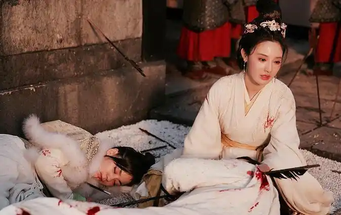 《东宫》片场花絮,小枫揉顾剑脸,眼泪全砸他脸上,粉丝笑出戏