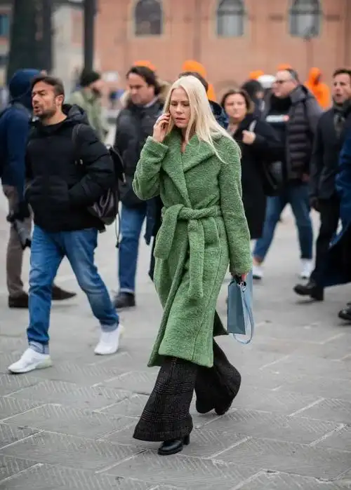 冬季绿色大衣穿搭攻略,时髦靓丽-服装潮流搭配-cfw服装设计网手机版