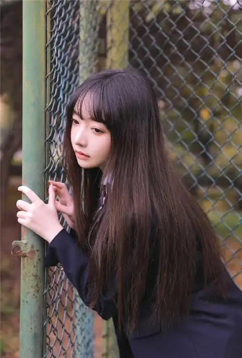 黑长直清纯美女制服诱惑户外写真