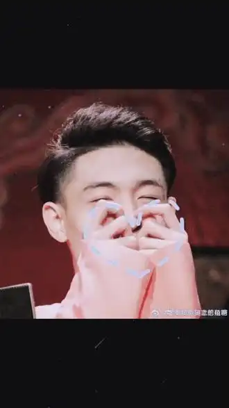 德云社龙字科 #我的宝藏男孩 #秦霄贤 花式比心(图源微博) - 抖音