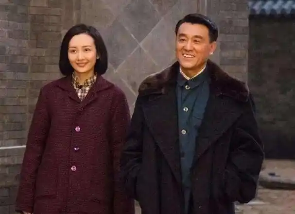 演员何冰为何结婚25年0绯闻看看妻子是谁就知道了