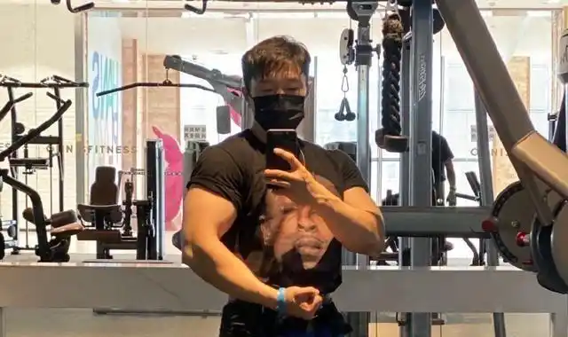 这是什么操作德云社烧饼中午晒起了下午茶独特手指造型惹争议