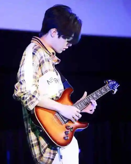 多图预警:他泰小可爱们弹吉他有多帅