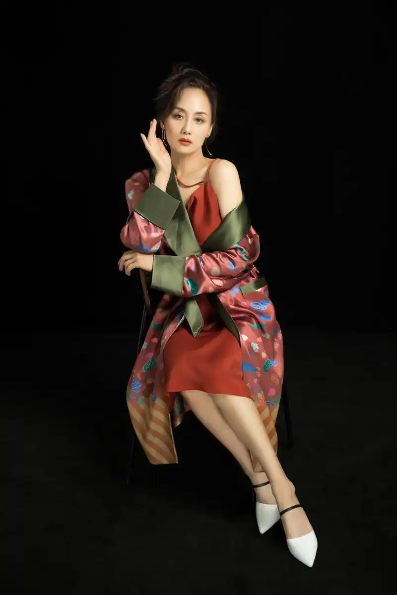 李颖:富婆专业户,56岁不老女神