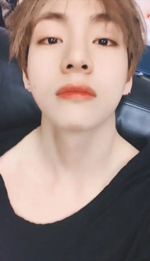 金泰亨自拍照片