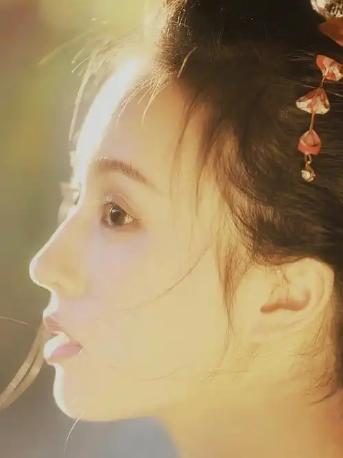 拍的一个女生,侧脸实在太好看了.是侧脸女神吗?