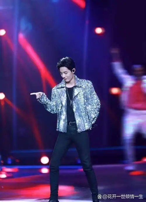 《恼人的秋风》,舞台上,肖战身穿银光闪钻西装,一舞倾城,脸上滚动的