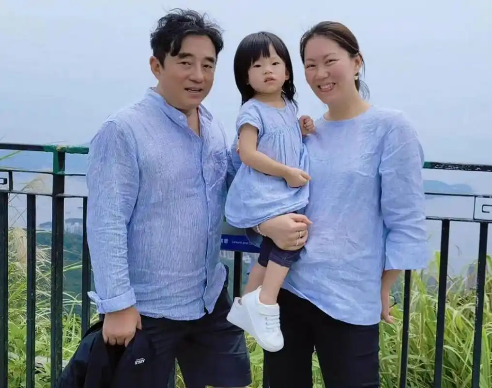 吕方小16岁妻子豪宅晒娃.