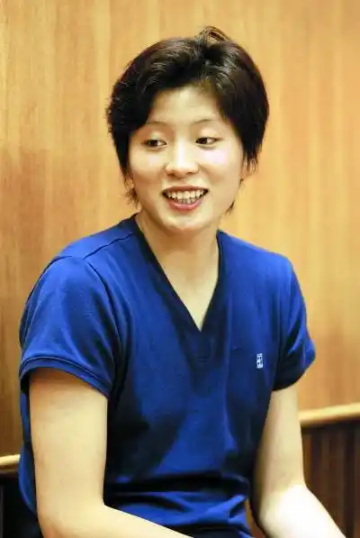 姚明近照,身材严重发福,他38岁的妻子,宛如少女显得韵味十足|叶莉