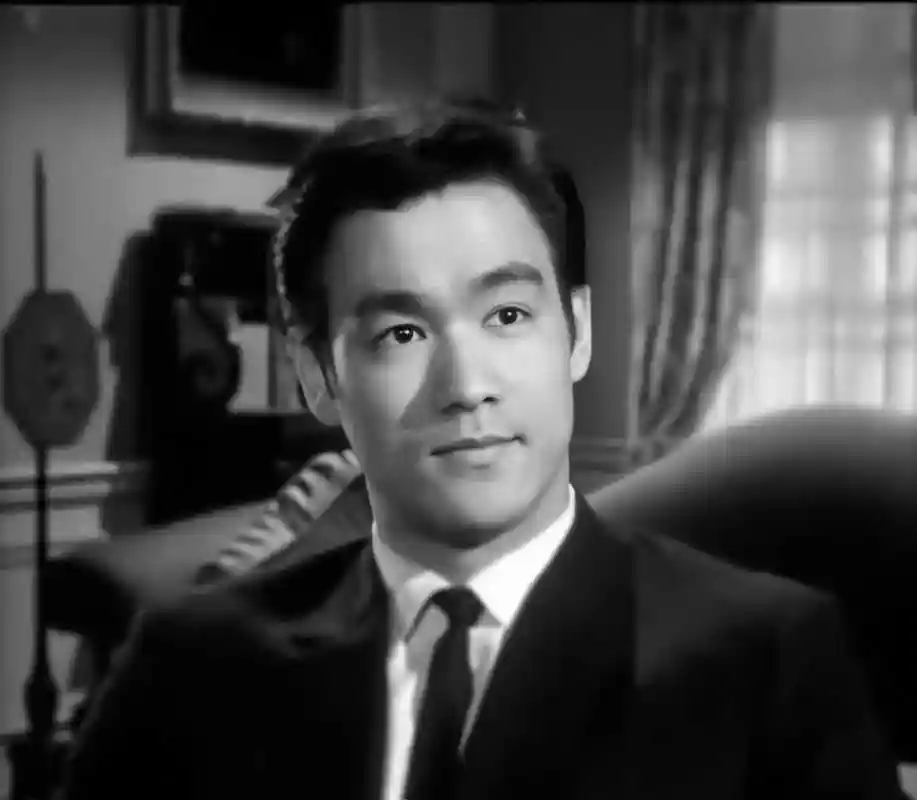 被他的绅士风度和幽默自信迷住了,原来现实中的李小龙这么帅!