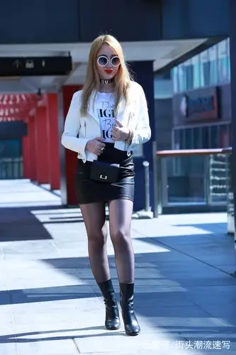 街拍:这个冬天姑娘们依然是一样的时尚美丽