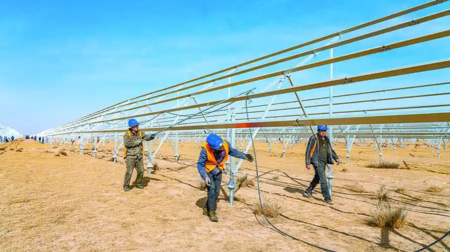黄河公司海南基地共和县100万千瓦光伏项目建设现场,工人正在敷设电缆