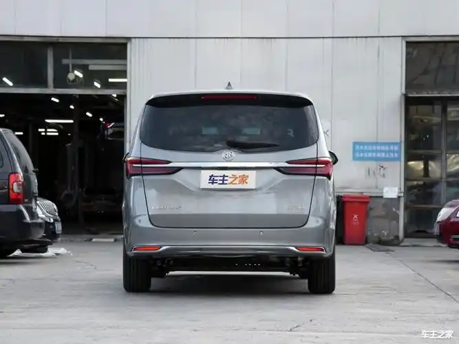 内部空间上,别克gl8 es整体以浅棕色为基调,氛围偏向温馨,并不让人