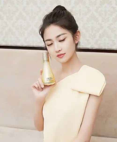 原创她是唐嫣工作室首位签约艺人一袭雪纺印花连衣裙清新甜美