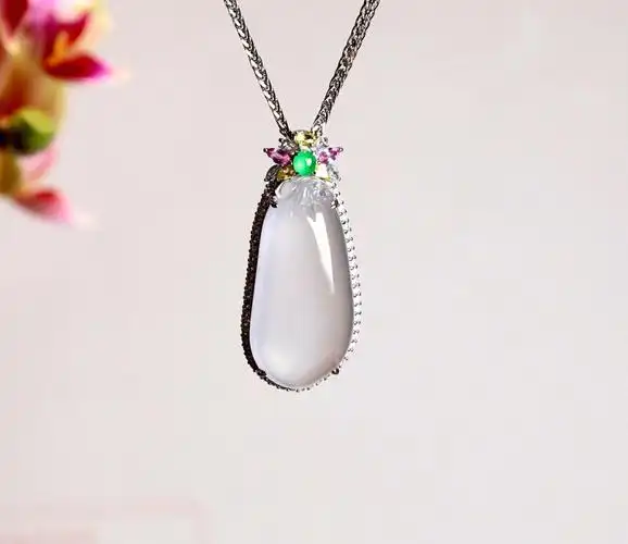 18k金镶翡翠福瓜吊坠