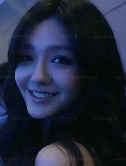 今天看到她有了很多白发不知什么原因没有打理但这很不大s