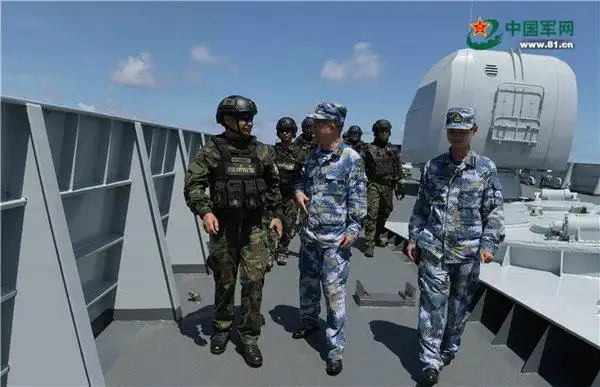 外军特种兵全副武装登解放军战舰场面炫酷