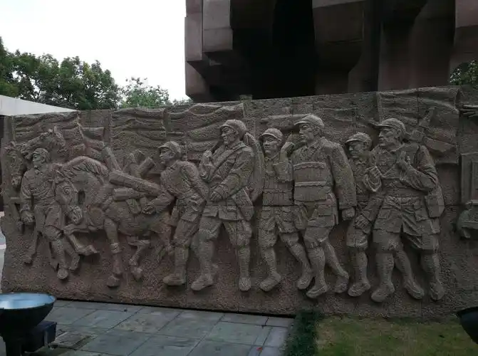 碑体的四面浮雕造型别致,分别象征为新民主主义,抗日战争,解放战争