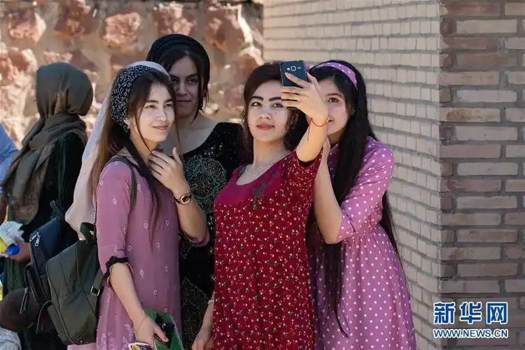 4月14日,在塔吉克斯坦首都杜尚别以西的吉萨尔城堡,几名游客自拍.