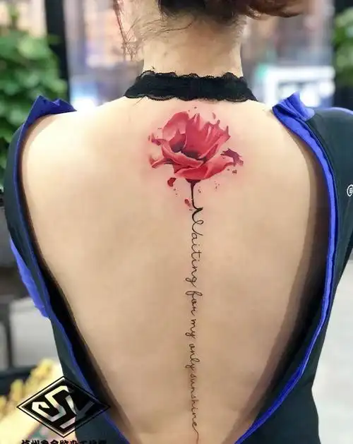 花纹身图片_背部水彩花体字纹身图案