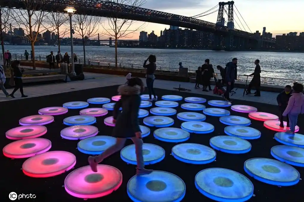 沉浸式多感官体验艺术家最新灯光装置反思亮相纽约公园