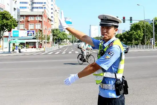 高温下的执勤交警