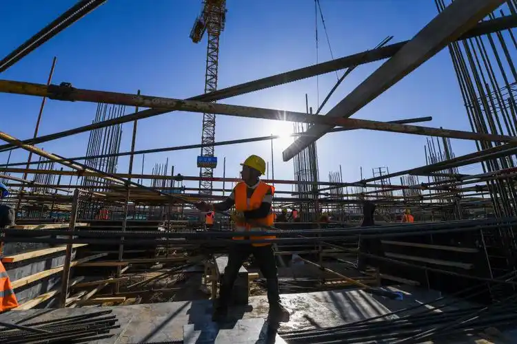 工人在内蒙古和林格尔新区中国银行总行金融科技中心项目工地施工