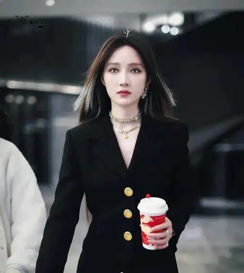 孟佳综艺一套衣服百变风格