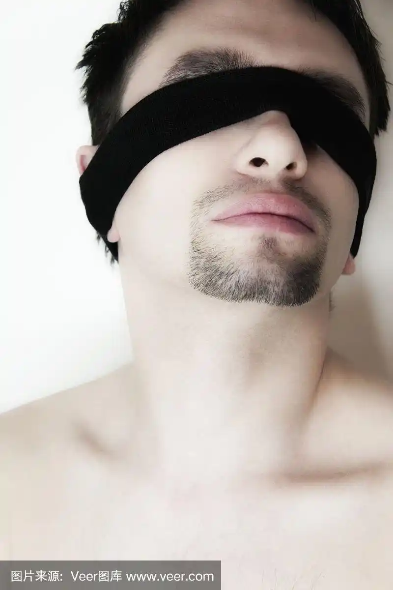 一个眼睛缠着黑色绷带的家伙