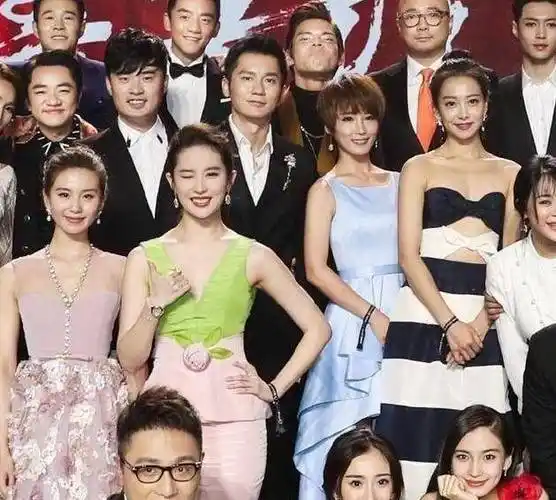 但是娱乐圈也不缺颜值高和气质好的女明星,但是为什么每次合影刘亦菲