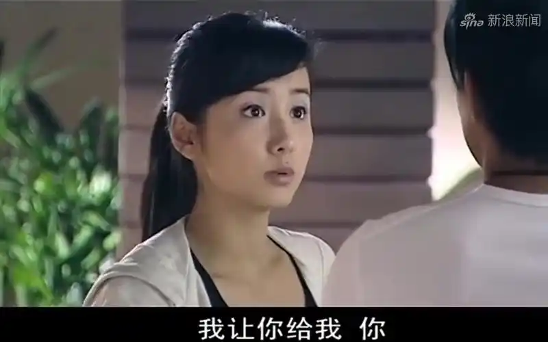 雪在烧:罗一去香港前,舍不得司青,一直趁司青写作时捣乱