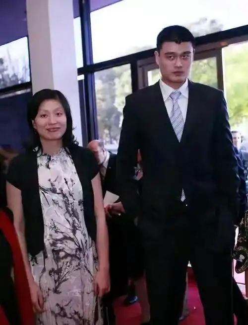 篮球王子姚明和娇妻叶莉竟然还有这样一个小习惯真是太有趣了