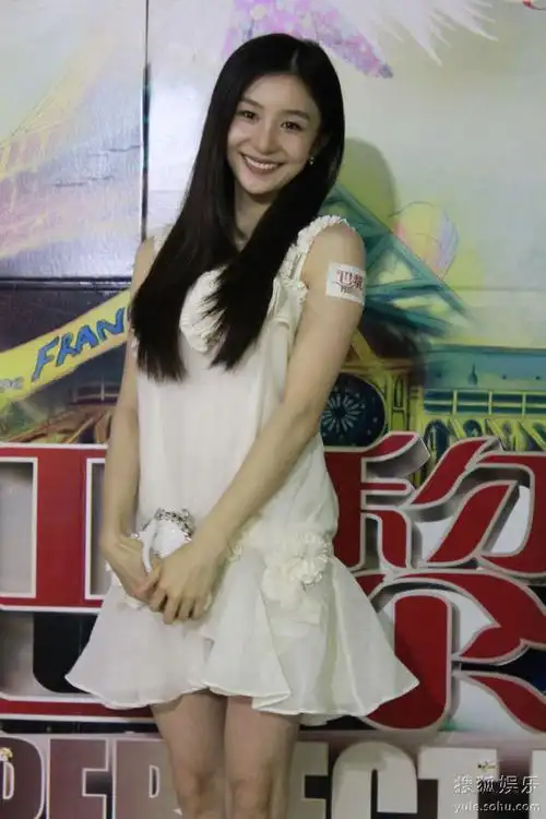 陶慧娜出席巴黎宝贝首映礼清纯甜美受关注