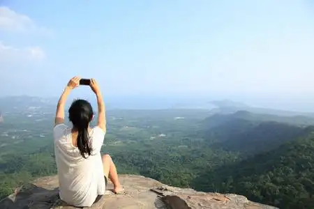 女人拍照在山漂亮亚洲女人远足和爬山在山欢呼女人欣赏美丽的景色女人