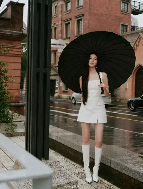 宋妍霏银色金属臂环#@cecilia宋妍霏身穿白色收腰短裙和同色漆皮长靴