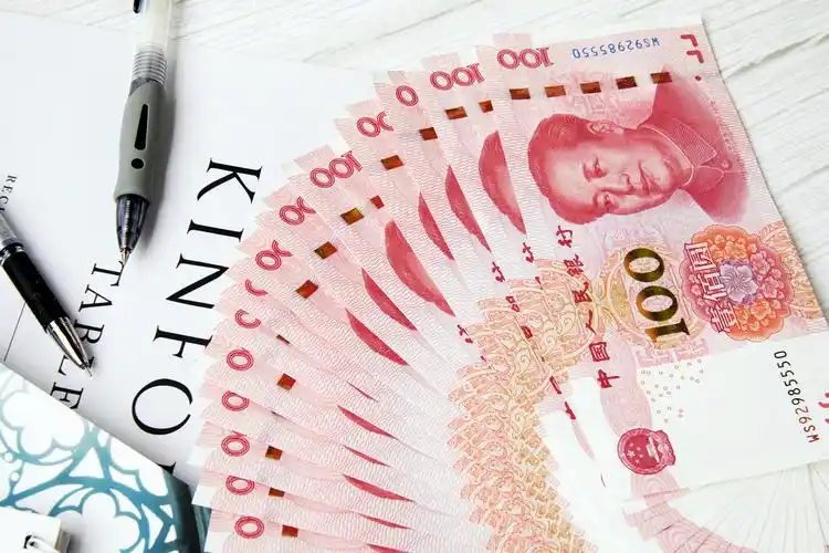 百元人民币堆放